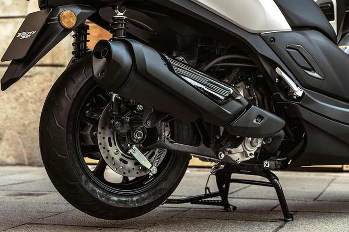 Thông tin lái xe được hiển thị trên màn hình LCD 2,8 inch tích hợp hệ thống định vị Garmin và khả năng kết nối với điện thoại thông minh thông qua ứng dụng MyRide của Yamaha.