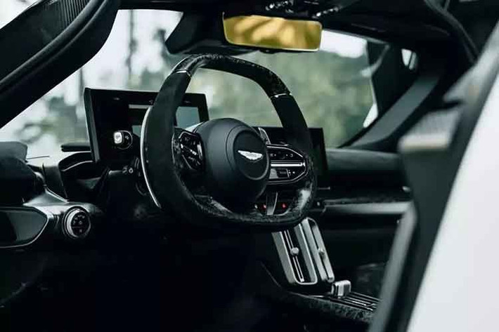 Kết hợp với đó là việc xe được trang bị bộ vi sai chống trượt điện tử ở trục sau và có chế độ lùi bằng điện khi người lái chỉ sử dụng 2 mô tơ điện. Siêu xe Valhalla có khả năng tăng tốc từ vị trí xuất phát lên 100 km/h trong vòng thời gian 2,5 giây trước khi đạt tốc độ tối đa là 330 km/h.