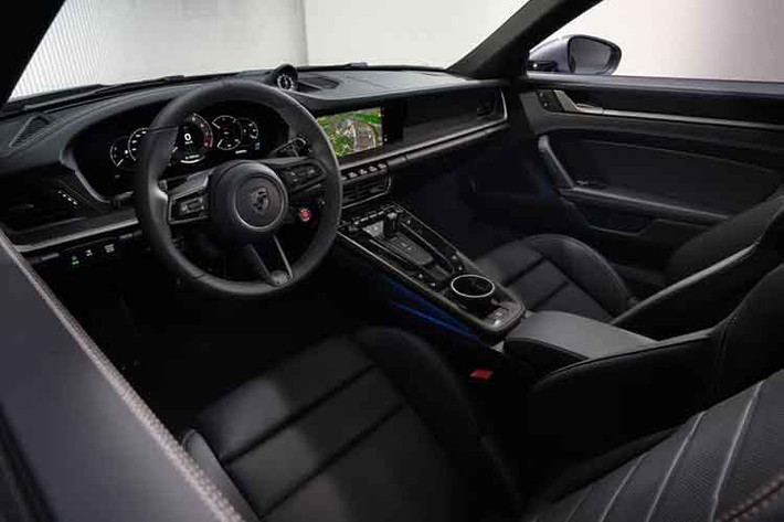 Một số chi tiết trên 911 Turbo S facelift 2026 được hoàn thiện bởi màu xám Turbonite, gồm: logo Porsche ở trước và sau xe, logo Turbo S, huy hiệu bánh xe... Nội thất xe nhấn mạnh các chi tiết trang trí màu Turbonite, kết hợp ốp carbon và trần xe microfiber. Xe có cấu hình 2 ghế tiêu chuẩn và tùy chọn 2 ghế sau không mất phí.