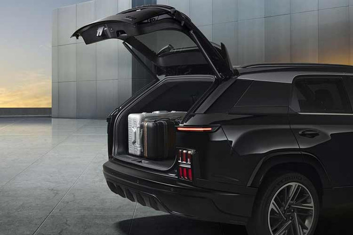 Actyon Hybrid K50 được trang bị nhiều tính năng như hệ thống kiểm soát hành trình thích ứng (ACC), mâm hợp kim 20 inch cắt kim cương, đèn pha và đèn LED ban ngày, cửa hậu chỉnh điện, ghế trước chỉnh điện 8 hướng với bọc da, hai màn hình LCD 12,3 inch cho hệ thống toàn cảnh tích hợp với Apple CarPlay và Android Auto, ghế trước và sau (ngoài) có sưởi, điều hòa hai vùng, đèn chiếu sáng nội thất và hơn thế nữa.