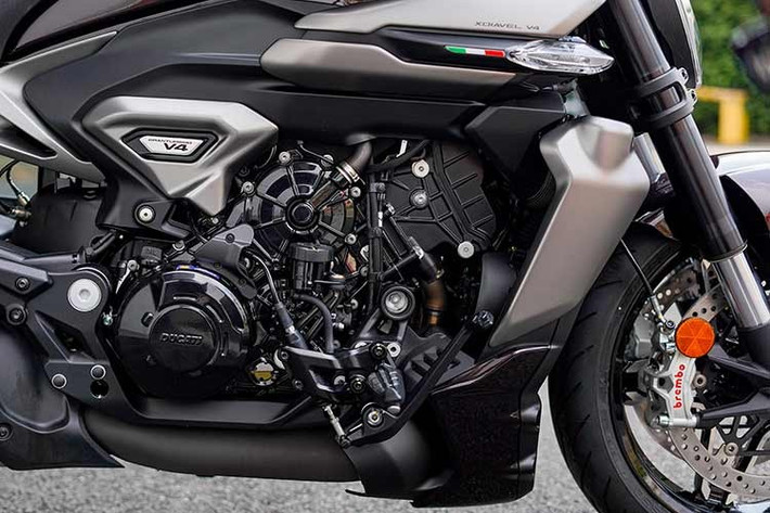 Nhờ vào trọng lượng nhẹ của máy V4 Granturismo và những biện pháp "ép cân" có mục tiêu vào nhiều bộ phận của xe. Hiệu suất của động cơ V4 Granturismo 168 mã lực, kết hợp với lốp sau 240/45 và tỷ số truyền chuyên dụng, cho phép tăng tốc từ 0 đến 100km/h trong vòng chưa đầy 3 giây, với lực đẩy thực sự ấn tượng.