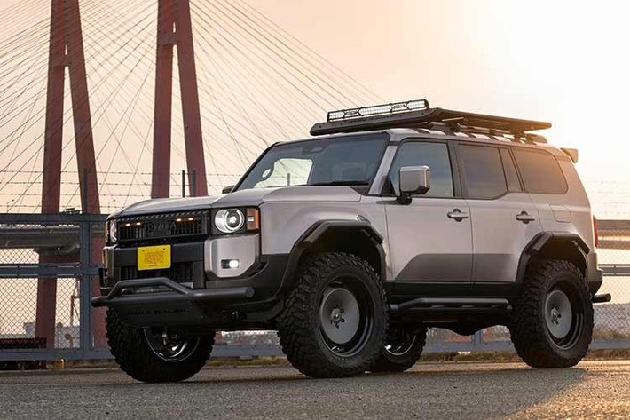 Chỉ vài ngày sau khi ra mắt chiếc Toyota GR86 độ kiểu Kuhl Outroad, Kuhl Racing đã biến chiếc Toyota Land Cruiser 250 thành một pháo đài sắt thép và nâng gầm xe lên cao để dọa bất kỳ chiếc xe nào dám cản đường. Bản độ này là sản phẩm của Kuhl, một hãng độ xe Nhật Bản chuyên biến những chiếc xe nguyên bản thành những con quái vật cơ giới.