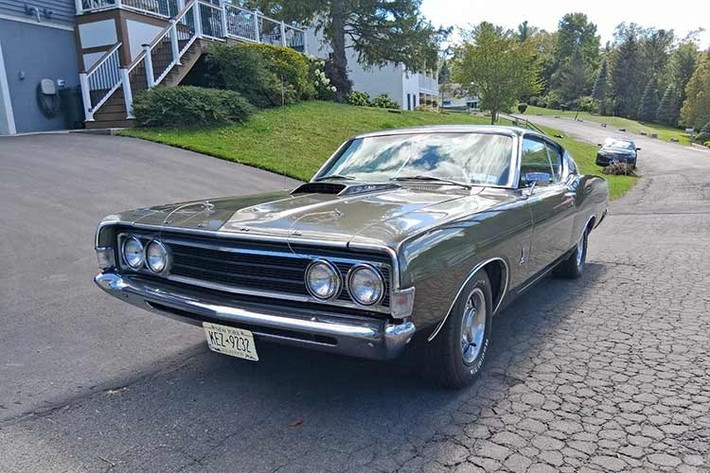 Chiếc xe đã được sơn lại, nhưng lớp sơn ngoại thất trông vẫn rất tốt. Điều quan trọng là, giấy phép cư trú tại tiểu bang Texas đã giúp bảo vệ lớp kim loại khỏi bị gỉ sét. Hơn nữa, nó chưa bao giờ được sử dụng trong thời tiết xấu. Động cơ Cobra Jet đã được phục chế theo đúng thông số kỹ thuật của nhà máy, cùng với bộ chế hòa khí Holley model 4150 nguyên bản. Người bán cho biết chiếc Torino Cobra vận hành mạnh mẽ, sang số êm ái và nhẹ nhàng.