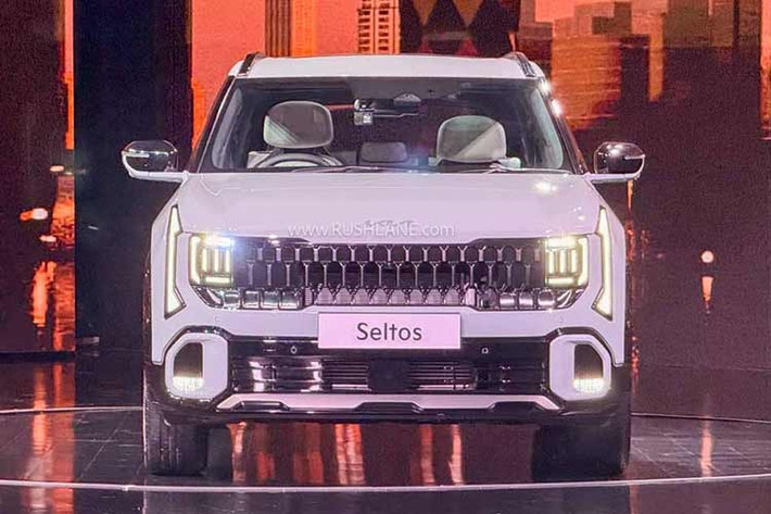 Seltos thế hệ mới có chiều dài 4.430mm, rộng 1.830mm và trục cơ sở 2.690mm, lớn hơn rõ rệt so với bản đang bán tại Việt Nam và đã tiệm cận nhóm CUV cỡ B+, cạnh tranh trực tiếp với Toyota Corolla Cross. Xe áp dụng ngôn ngữ “Opposites United” với diện mạo vuông vức, đậm chất SUV hơn thế hệ trước.