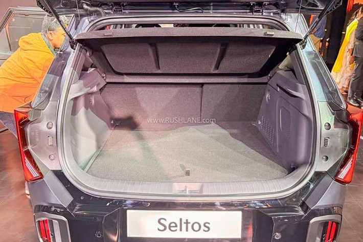 Ngoài bản tiêu chuẩn, Seltos mới có thêm hai phiên bản: GT-Line thiên về thể thao, dùng chi tiết sơn cùng màu thân xe và X-Line thiên về off-road, sử dụng lớp hoàn thiện màu xám gunmetal đậm. Ngoài ra, xe còn bổ sung ba màu sơn mới: Iceberg Green, Gravity Gray và Matte Magma Red.