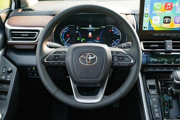"Trái tim" của Toyota Innova Cross Hybrid là hệ truyền động gồm động cơ xăng 4 xi-lanh, dung tích 2.0L, cho công suất tối đa 150 mã lực và mô-men xoắn cực đại 188 Nm. Động cơ kết hợp cùng mô-tơ điện mạnh 111 mã lực và 206 Nm cùng hộp số tự động vô cấp CVT.
