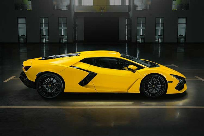 Trái tim của Lamborghini Revuelto là hệ truyền động plug-in HPEV hoàn toàn mới, kết hợp giữa động cơ xăng V12 6.5L hút khí tự nhiên và ba mô-tơ điện. Đáng chú ý, khối động cơ mã L545 này là cỗ máy 12 xy-lanh nhẹ nhất và mạnh mẽ nhất mà hãng siêu xe Italy từng chế tạo, chỉ nặng 218kg.