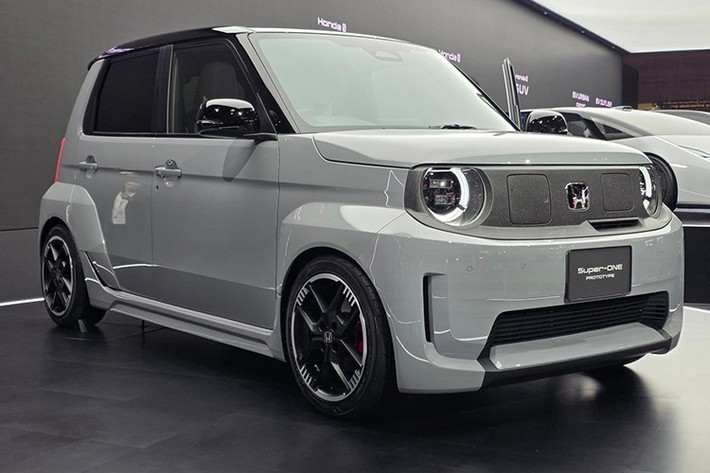 Mẫu xe mini điện thể thao Honda Super-One này được xem là hậu duệ tinh thần của dòng xe City Turbo II nổi tiếng trong những năm 1980, với phong cách thể thao và những hiệu ứng âm thanh mô phỏng đặc trưng của xe động cơ đốt trong.