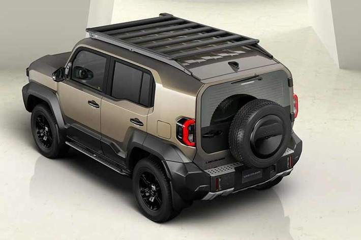 Ở thời điểm mở bán, Toyota Land Cruiser FJ chỉ có duy nhất 1 tùy chọn động cơ là máy xăng hút khí tự nhiên, dung tích 2.7L. Đây là cỗ máy đã quá quen mặt trên nhiều mẫu xe toàn cầu của Toyota như Land Cruiser Prado, Fortuner, Hilux, HiAce và thế hệ trước của Tacoma. Trên Land Cruiser FJ, động cơ này cho công suất tối đa 161 mã lực và mô-men xoắn cực đại 246 Nm, kết hợp với hộp số tự động 6 cấp cùng hệ dẫn động 4 bánh bán thời gian.