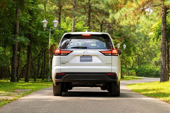 Dù giảm hơn 100 xe so với tháng trước, mẫu xe này vẫn cho thấy sức hút lớn ở phân khúc xe 7 chỗ. Thiết kế hiện đại, không gian rộng rãi và hệ truyền động hybrid thân thiện môi trường giúp Innova Cross tiếp tục được khách hàng gia đình tin chọn.