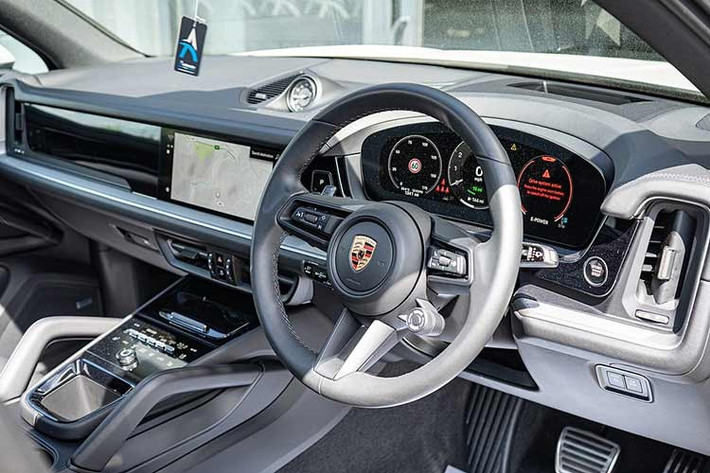 Phiên bản trưng bày chưa công bố chi tiết nội thất, tuy nhiên Porsche cho biết xe sẽ có bảng đồng hồ kỹ thuật số OLED 14,25 inch và màn hình trung tâm dạng cong. Ngoài ra, xe có tùy chọn màn hình 14,9 inch cho hành khách phía trước. Hãng vẫn duy trì các nút bấm vật lý nhằm đảm bảo trải nghiệm điều khiển trực quan.