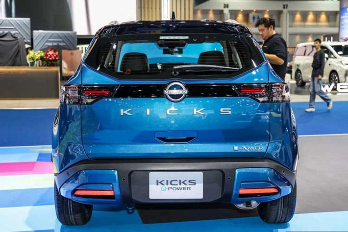 Nằm bên dưới nắp ca-pô của Nissan Kicks 2026 tại thị trường Thái Lan vẫn là hệ truyền động hybrid có tên e-Power. Hệ thống này kết hợp mô-tơ điện và bộ biến tần trong cùng một cụm, đi kèm động cơ xăng 3 xi-lanh, DOHC 12 van, dung tích 1.2L, tương thích nhiều loại nhiên liệu, bao gồm cả E20. Động cơ xăng cho công suất tối đa 136 mã lực và mô-men xoắn cực đại 280 Nm.