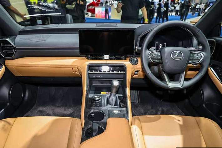 Tương tự ngoại thất, nội thất của Lexus IS300h Luxury 2026 cũng chỉ được cải tiến nhẹ về mặt thiết kế với vật liệu trang trí Forge Bamboo mới. Bên cạnh đó là hàng loạt trang bị mới được bổ sung cho mẫu sedan hạng sang này.