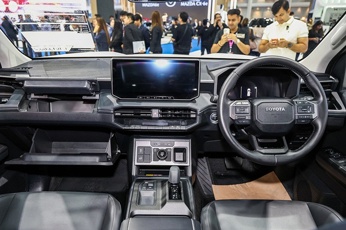 Đáng chú ý, Toyota đã thực hiện nhiều cải tiến cơ khí trên Hilux Travo thông qua gói nâng cấp mang tên Dynamic Cloud. Những thay đổi này giúp gia tăng độ cứng thân xe, cải thiện độ êm ái của hệ thống treo và giảm rung động trong quá trình vận hành. Việc nâng cấp trục lái cũng góp phần mang lại cảm giác điều khiển chính xác và linh hoạt hơn.