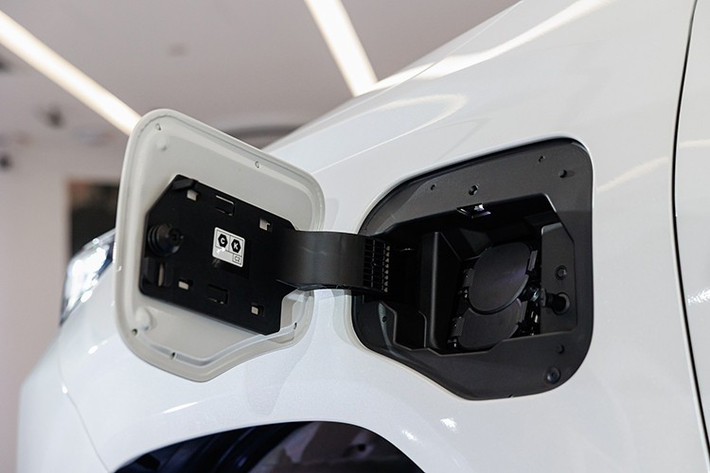 Hệ thống phanh đĩa được trang bị cả trước và sau. Xe có vô lăng trợ lực điện EPS và 3 chế độ lái: Eco, Normal, Sport, kèm theo hệ thống kiểm soát địa hình MTS.