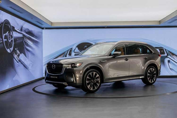 Tại Việt Nam, CX-90 được phân phối với phiên bản duy nhất là 2.5 PHEV Signature AWD cấu hình 7 chỗ ngồi. Mazda đã xác nhận thời điểm ra mắt CX-90 tại thị trường Việt Nam dự kiến vào tháng 4/2026. Đây sẽ là mẫu SUV lớn nhất và cao cấp nhất của hãng xe Nhật Bản, đồng thời là sản phẩm đầu bảng trong danh mục SUV của Mazda.