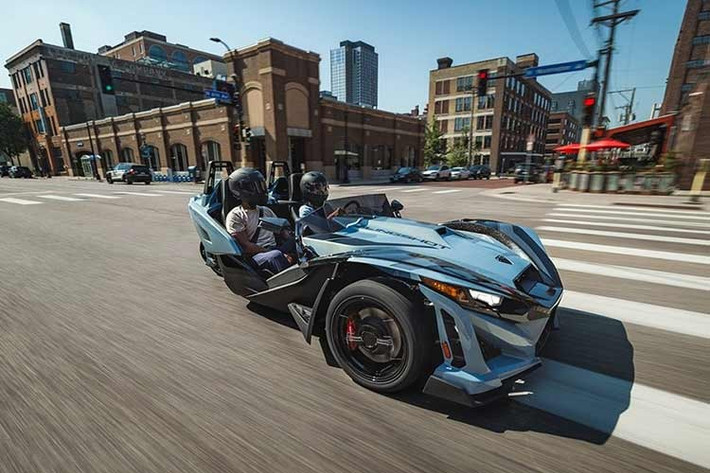 Phiên bản Slingshot Signature Edition 2026 có giá 36.999 USD (khoảng hơn 952 triệu đồng) và hiện đã bắt đầu được giao đến các đại lý. Mức giá này thấp hơn một chút so với Slingshot Grand Touring hộp số sàn (41.999 USD) và cao hơn tất cả các phiên bản thông thường khác của dòng Slingshot.