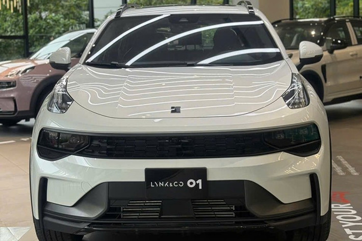 Với mức giá hơn 900 triệu, Lynk &amp; Co 01 Hyper vẫn cao hơn so với các mẫu SUV phổ thông hạng C đắt khách tại Việt Nam như Mazda CX-5 (từ 749 triệu đồng), Ford Territory (từ 759 triệu đồng) hay Hyundai Tucson (từ 825 triệu đồng).
