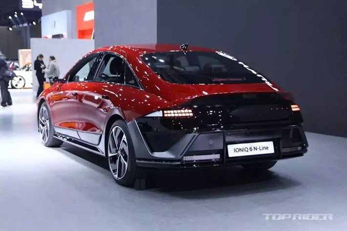 Tính năng trợ lý giọng nói AI và hệ thống định vị ccNS nâng cấp, hứa hẹn bổ sung Apple CarPlay/Android Auto không dây cũng được trang bị cho xe. Tính năng mở khóa tự động khi đến gần nay có thêm khóa tự động khi rời đi... Với bản N Line, xe sẽ dùng vô lăng thể thao hình tròn đặc trưng với nút chọn chế độ lái màu đỏ và bàn đạp kim loại.