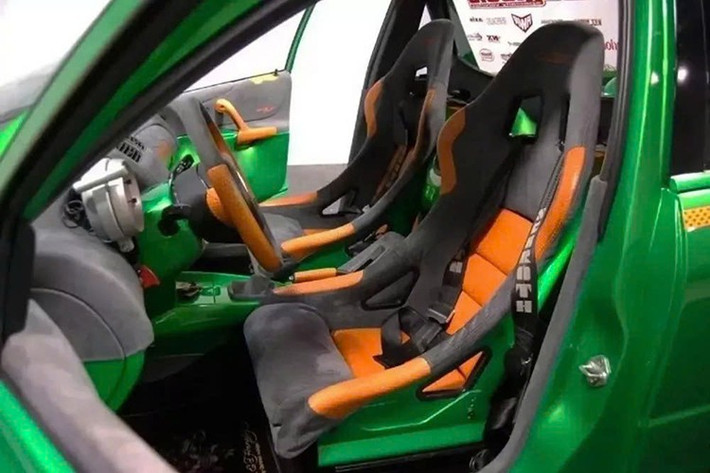 Sự lột xác không dừng lại ở đó. Chiếc xe được trang bị bộ bodykit rộng từ DG Motorsports, cánh gió sau cố định, lớp sơn xanh lá cây tùy chỉnh điểm xuyết họa tiết cam, và bộ vành hợp kim 19 inch. Ban đầu, xe được trang bị đèn gầm neon, nhưng hiện tại đã không còn hoạt động.