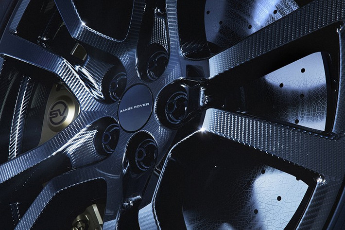 Nhờ đó, xe có thể tăng tốc từ 0-100km/h trong 3,8 giây, trước khi đạt tốc độ tối đa 290km/h. Chiếc crossover này cũng được trang bị hệ thống treo khí nén với "kiểm soát độ nghiêng và độ lắc để đảm bảo độ cân bằng tối đa khi vào cua, tăng tốc và phanh."