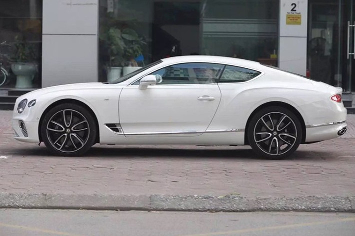 Trong đó, 1 chiếc xe Bentley Continental GT đã chạy được hơn 12.000 miles, tương đương hơn 19.000 km, và xe đang được chào bán với mức giá trên 11 tỷ đồng tại Hà Nội. Ngoại thất và nội thất mang màu trắng đẹp mắt, còn khá mới.