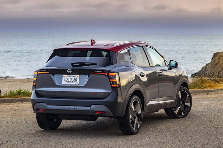 Cụ thể, bản tiêu chuẩn Kicks S dẫn động cầu trước có giá khởi điểm từ 22.430 USD, tăng 600 USD so với đời 2025. Trong khi đó, phiên bản cao cấp nhất Kicks SR với hệ dẫn động bốn bánh tăng nhẹ 480 USD, lên mức 28.160 USD.