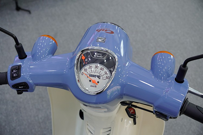 Mẫu xe Honda Super Cub 50 Final Edition phiên bản giới hạn sở hữu bánh nan hoa, đồng hồ analog cùng chìa khóa cơ đặc biệt có khắc dòng chữ "Super Cub 50 Final Edition".