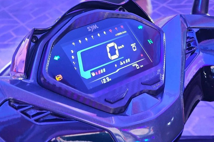 Ngoài ra, người dùng cũng có thể sạc các thiết bị di động qua cổng USB Type-A hỗ trợ sạc nhanh chuẩn QC 3.0 trên SYM VFE185i 2025 ở phía trước người dùng.