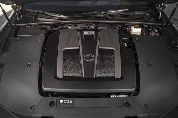 LS 500 AWD Heritage Edition 2026 sẽ được trang bị động cơ V-6 tăng áp kép 3.4 lít của hãng, sản sinh công suất 416 mã lực kết hợp với hộp số tự động 10 cấp và bộ vi sai trung tâm chống trượt Torsen tiêu chuẩn. Xe có thể tăng tốc 0-96 km/h trong 4,6 giây.