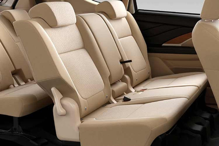 Không gian nội thất của Xpander MT 2026 vẫn duy trì lợi thế rộng rãi hàng đầu phân khúc với 7 chỗ ngồi và khả năng gập ghế linh hoạt, đáp ứng hiệu quả nhu cầu di chuyển và chuyên chở đa dạng của khách hàng.