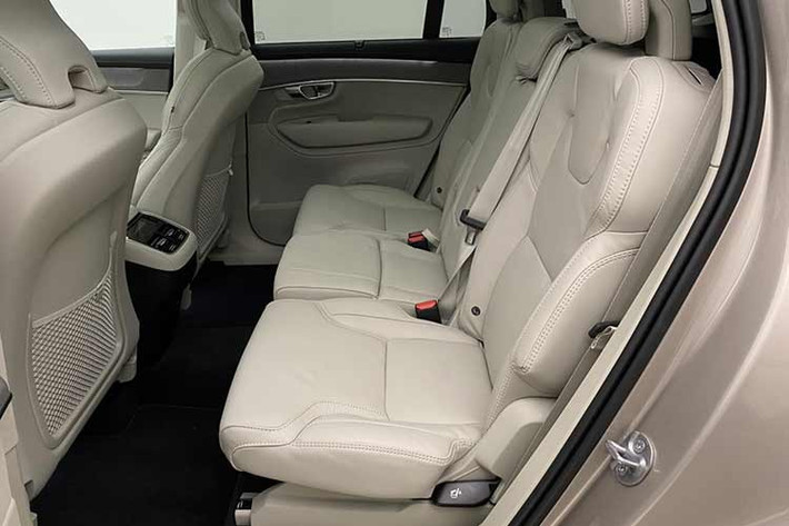 Điểm khác biệt quan trọng nhất trên Volvo XC90 Ultra B5 nằm ở hệ truyền động. Thay vì sử dụng mã B6 kết hợp tăng áp và siêu nạp có công suất 300 mã lực như thế hệ tiền nhiệm, phiên bản 2026 chuyển sang sử dụng mã B5.