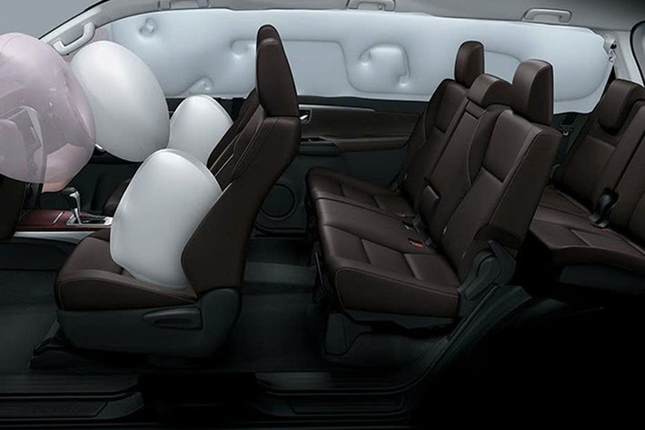 Đáng chú ý, khả năng cao Toyota Fortuner 2027 mới sẽ trang bị cửa sổ trời - một tính năng từng bị xem là "xa xỉ" trên thế hệ tiền nhiệm. Tuy nhiên, hiện vẫn chưa rõ liệu đây sẽ là loại cửa sổ trời toàn cảnh (panorama) hay một mảnh (sunroof).