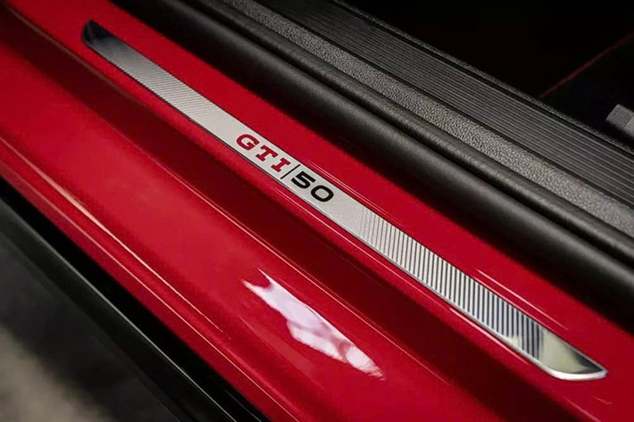 Xe còn được trang bị chế độ Nürburgring được thiết kế dành cho việc lái xe trên đường đua, và điều này không phải ngẫu nhiên, bởi một chiếc xe tiền sản xuất đã hoàn thành đường đua nổi tiếng của Đức trong 7:46.13 vào tháng 6/2025.