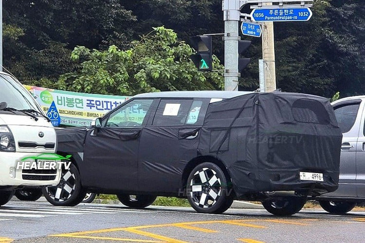 Phiên bản facelift của SantaFe 2027 được xem là một trong những màn “lột xác” mạnh mẽ nhất trong lịch sử dòng xe SUV này. Xe sẽ áp dụng ngôn ngữ thiết kế mới mang tên “Art of Steel” – từng xuất hiện lần đầu trên mẫu xe hydrogen NEXO thế hệ kế tiếp.