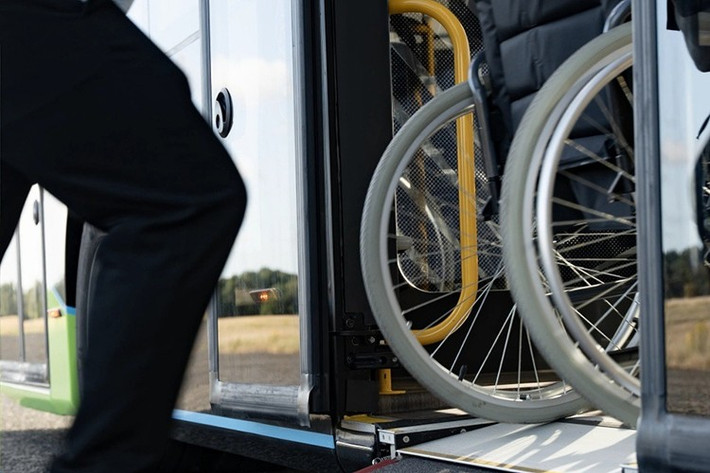 Khoang hành khách được trang bị điều hòa tự động hai vùng, 26 cổng sạc USB, bộ phát Wi-Fi, màn hình giải trí, đèn viền nội thất và hệ thống sưởi ấm bơm nhiệt phù hợp khí hậu lạnh. Ghế ngồi cố định có độ bền cao, cùng nút bấm xuống xe, búa thoát hiểm và hệ thống chữa cháy tự động đảm bảo an toàn.