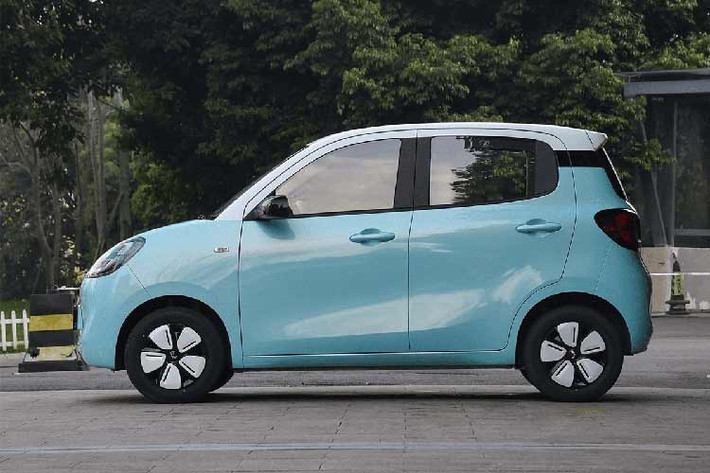 Điều này chứng tỏ phiên bản mới của mẫu xe điện rẻ nhất Việt Nam chuẩn bị ra mắt. Bản thân đại lý Wuling tại Việt Nam cũng đã xác nhận thông tin này. Theo thông tin từ đại lý, Wuling Hongguang Mini EV đời cũ đã bị ngừng bán tại Việt Nam từ cuối năm 2025. Hiện đại lý đều tập trung bán mẫu xe Wuling Bingo và chờ phiên bản mới của Hongguang Mini EV về Việt Nam.