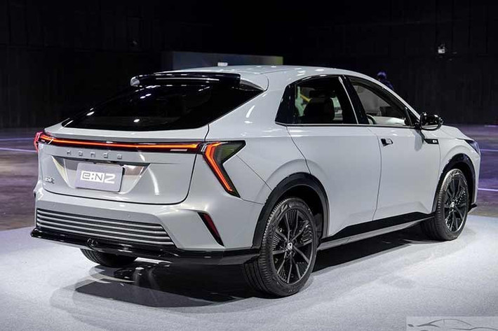 Honda e:N2 sở hữu kích thước tổng thể dài 4.788 mm, rộng 1.838 mm, cao 1.570 mm và chiều dài cơ sở 2.733 mm, lớn hơn đáng kể so với mẫu e:N1. Kích thước này đưa e:N2 tiệm cận nhóm SUV cỡ C, tương đương các mẫu xe như Toyota bZ4X hay Honda CR-V.