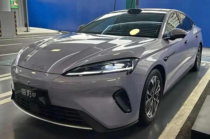 Tại sự kiện ra mắt xe tổ chức tại Trung Quốc vào hôm 5/3/2026 vừa qua, tập đoàn BYD đã giới thiệu phiên bản mới của hàng loạt sản phẩm, trong đó có Seal 07 EV 2026 mới. Tương tự những người anh em cùng thương hiệu, BYD Seal 07 cũng được nâng cấp mạnh mẽ về khả năng sạc