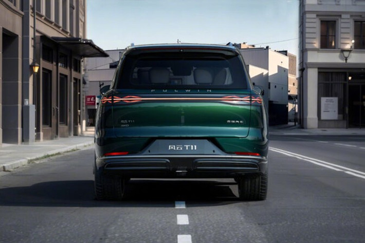 Phiên bản dẫn động bốn bánh hứa hẹn khả năng tăng tốc 0-100 km/h chỉ trong 5 giây, thông số động cơ điện hiện vẫn được Chery giữ kín. Khoang lái trang bị màn hình giải trí và điều khiển trung tâm 30 inch độ phân giải 6K tích hợp trợ lý giọng nói AI, cùng bảng đồng hồ đặt sau vô-lăng hai chấu đáy phẳng.