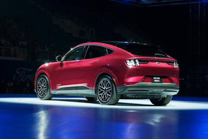 Một tay nắm nhỏ được thiết kế tối ưu khí động học sẽ giúp mở cửa dễ dàng. Cửa sau xe có thể mở thông qua một tay nắm nhỏ nằm ở khung.