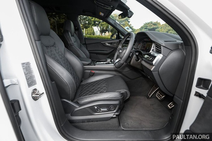 Ngoài ra, xe còn có các tiện ích như: hệ thống âm thanh Bang &amp; Olufsen 19 loa, cửa hít, rèm che nắng phía sau, cửa hậu đóng/mở rảnh tay, treo khí nén thích ứng, đánh lái bánh sau và sạc không dây. Xe có cấu hình 7 chỗ (2-2-3), dung tích khoang hành lý 780 lít khi gập hàng ghế 3 và 1.908 lít khi gập cả hàng ghế 2 và 3.