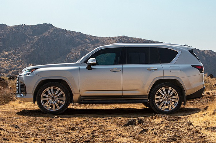 Ngoại thất xe gây ấn tượng với hệ thống đèn pha 3 bóng LED, tích hợp công nghệ chiếu sáng thông minh AHS, đèn sương mù LED, đèn ban ngày, và camera toàn cảnh PVM.