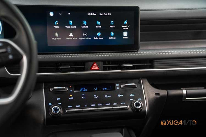 Nội thất của Hyundai Stargazer 2026 đi kèm cấu hình 3 hàng ghế tiêu chuẩn. Tùy theo phiên bản, xe sẽ dùng băng ghế dài gập 60:40 hoặc 2 ghế thương gia ở hàng ghế giữa. Trong khi đó, hàng ghế ba có thể gập theo tỷ lệ 50:50. Dung tích khoang hành lý là 185 lít tiêu chuẩn hoặc 585 lít khi gập hàng ghế thứ ba.