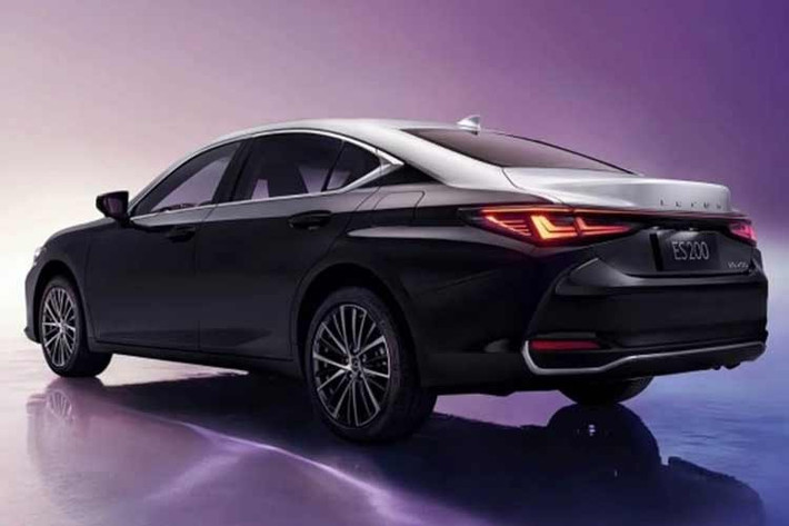 Tại thị trường Trung Quốc, Lexus ES 200 Moon Shadow có giá bán 307.800 Nhân dân tệ (khoảng 1,077 tỷ đồng). Mức giá này cao hơn 7.900 Nhân dân tệ (27 triệu đồng) so với bản ES 200 Premium tiêu chuẩn, nhưng rẻ hơn 4.900 Nhân dân tệ (17 triệu đồng) so với ES 200 Black Edition đang bán tại thị trường hàng xóm của Việt Nam.