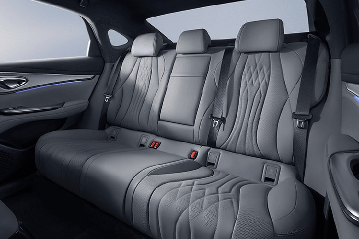 Phía sau, xe sở hữu đèn hậu toàn chiều rộng, được bổ sung bởi viền mạ crôm dọc theo mép trên. Cảm biến LiDAR gắn trên nóc xe cho thấy khả năng hỗ trợ các chức năng hỗ trợ người lái nâng cao.