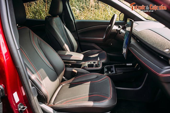 Hệ thống giải trí bao gồm màn hình cảm ứng trung tâm đặt dọc 15,5 inch tích hợp SYNC 4A, hỗ trợ kết nối Apple CarPlay và Android Auto không dây. Đi kèm hệ thống âm thanh Bang &amp; Olufsen 10 loa cao cấp dưới dạng tùy chọn.