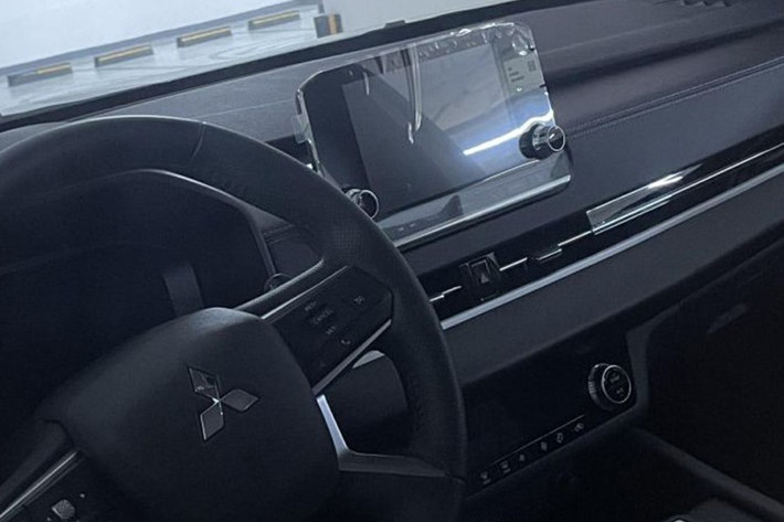 Phần mềm giao diện mới được tích hợp giúp hệ thống phản hồi nhanh hơn. Cả Apple CarPlay và Android Auto đều hỗ trợ kết nối không dây và bổ sung định vị GPS, nâng trải nghiệm sử dụng lên mức tiện nghi hơn.