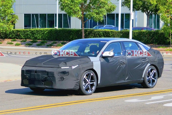 Ngay sau khi loạt ảnh chạy thử được tiết lộ, nhóm Gotcha Cars đã tung ra bản dựng chi tiết với độ chính xác lên đến 90% so với bản thương mại. Thực tế cho thấy, các đường nét trên ảnh chụp gần như trùng khớp với bản dựng, đặc biệt là phần vòm bánh, cụm đèn pha và dải LED định vị mới.