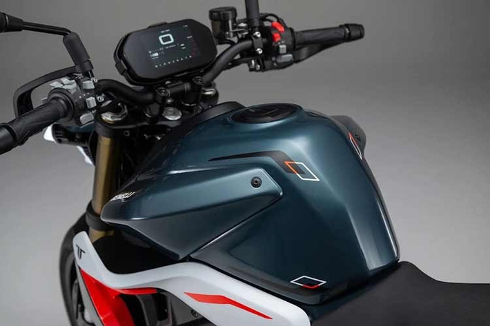 Cụn đèn pha của TNT 550 2026 dạng LED được thiết kế cá tính với việc tách rời nhau. Xe sử dụng cụm đồng hồ TFT 5 inch tích hợp định vị, Bluetooth và kết nối Wi-Fi mang đến trải nghiệm công nghệ hiện đại, phù hợp với nhu cầu di chuyển và giải trí của người dùng.